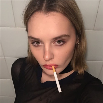 个性手绘女生头像彩色图片
