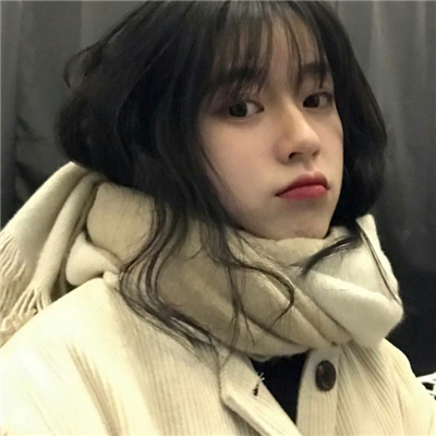 戴耳机的女生头像黑白图片