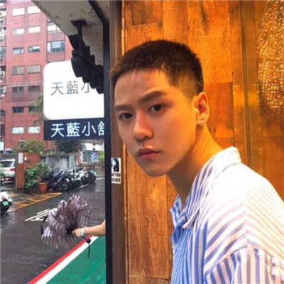 很帅的小哥哥头像2018高清男生红色头像卡通图片图片