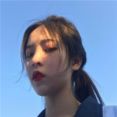女生抽烟伤感带字头像图片