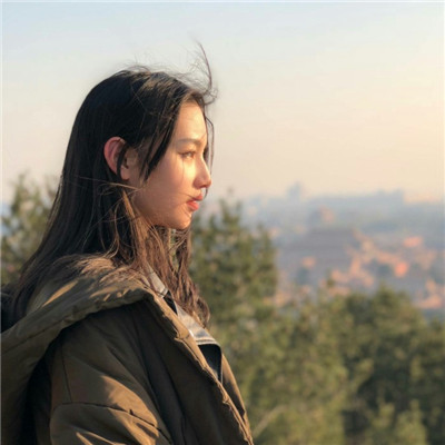 蹲在马路边的女生头像图片