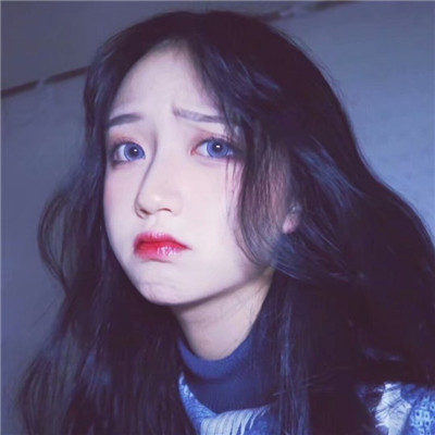 蹲在马路边的女生头像图片