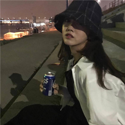 蹲在马路边的女生头像图片
