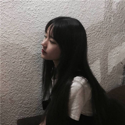 蹲在马路边的女生头像图片