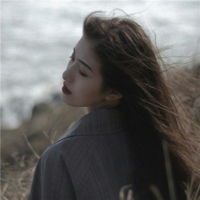 蹲在马路边的女生头像图片