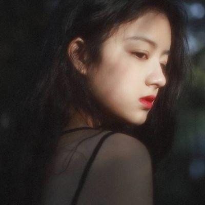 头像女生动漫手绘黑白图片