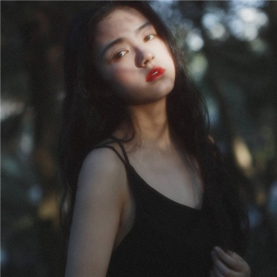 高冷女生卡通背面头像图片