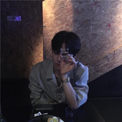 清爽干净远处男生头像图片