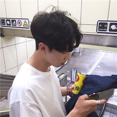 那些想让人哭的男生动漫头像图片