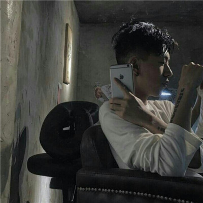 那些想让人哭的男生动漫头像图片