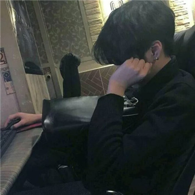 那些想让人哭的男生动漫头像图片