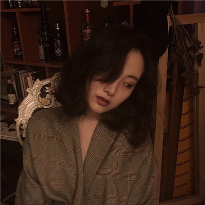 戴圆形眼镜的女生头像图片