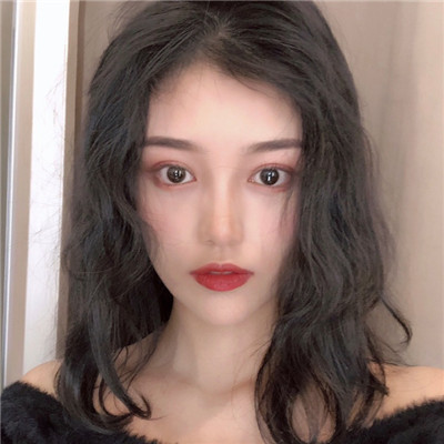 戴圆形眼镜的女生头像图片