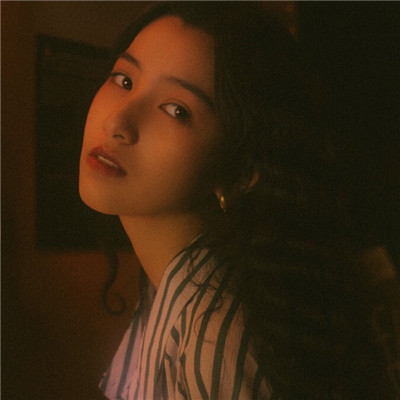戴圆形眼镜的女生头像图片