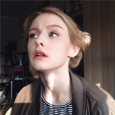 戴圆形眼镜的女生头像图片