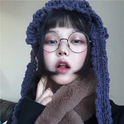 戴圆形眼镜的女生头像图片