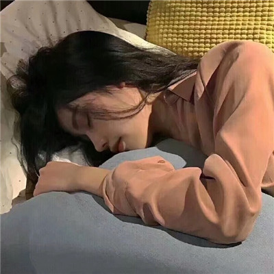 戴圆形眼镜的女生头像图片
