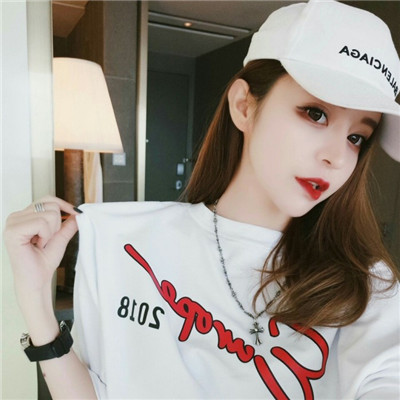 qq头像女生嘴叼玫瑰花图片