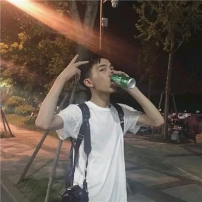 霸道超拽戴帽帅气拿泡泡机的男生头像图片