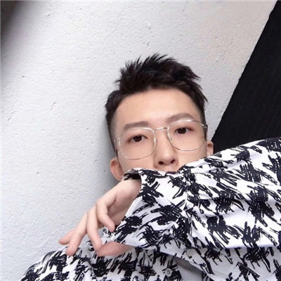 霸道超拽戴帽帅气拿泡泡机的男生头像图片