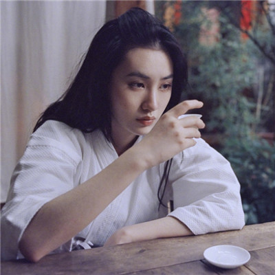 带耐克帽子的女生头像