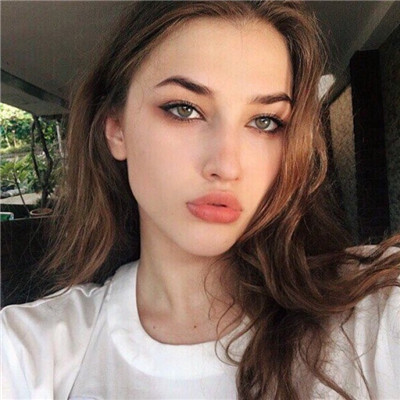 女生动漫黑白背影头像图片