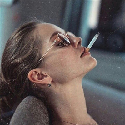 女生动漫黑白背影头像图片