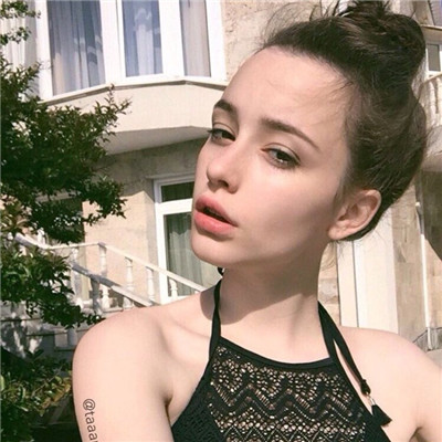 女生动漫黑白背影头像图片