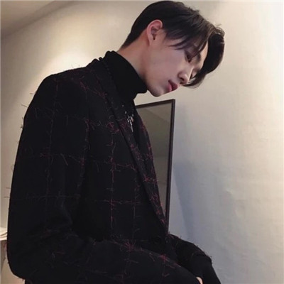 2018伤感男生戴帽子头像背影图片