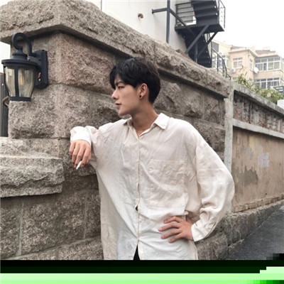 2018伤感男生戴帽子头像背影图片