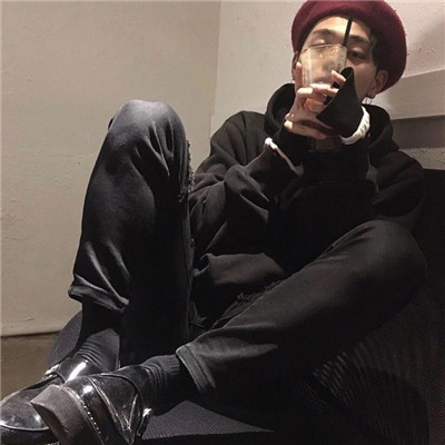 2018伤感男生戴帽子头像背影图片
