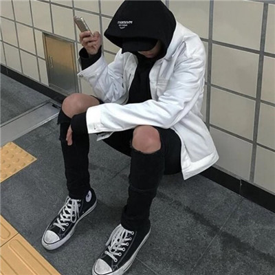 2018伤感男生戴帽子头像背影图片