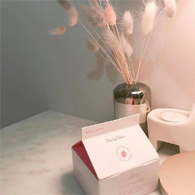 qq女生头像拿着手机图片