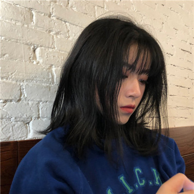 韩国女生卷发唯美头像