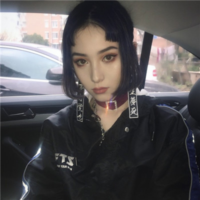 女生黑白头像霸气背影图片