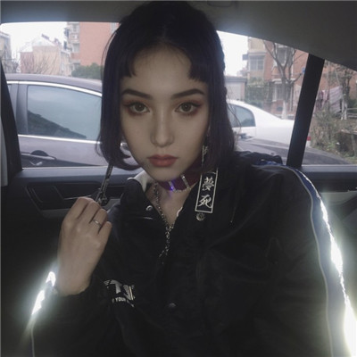 女生黑白头像霸气背影图片