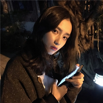 女生黑白头像霸气背影图片