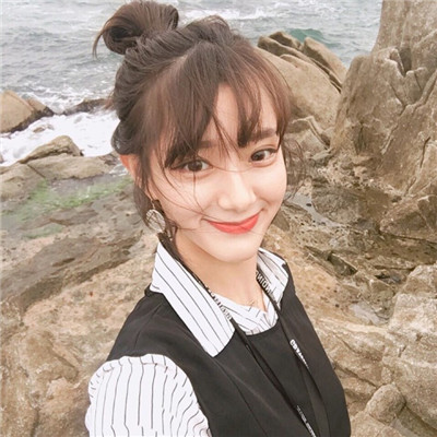 qq女生头像拿着手机图片
