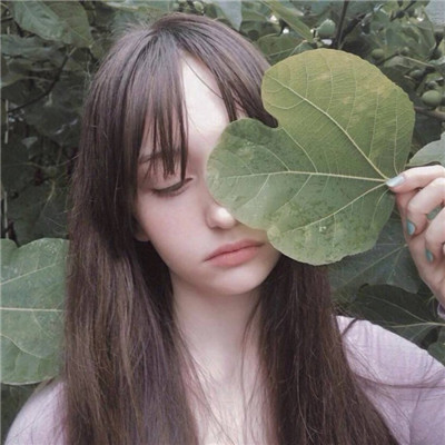 qq女生头像拿着手机图片