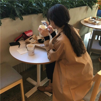 qq女生头像拿着手机图片