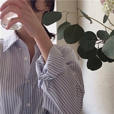 qq女生头像拿着手机图片