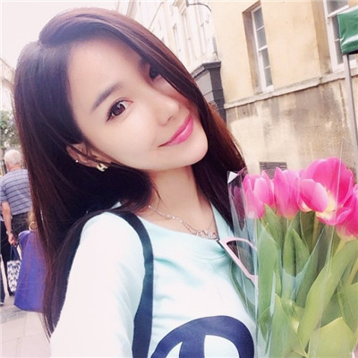 qq头像女生手捧玫瑰花图片