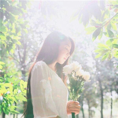 qq头像女生手捧玫瑰花