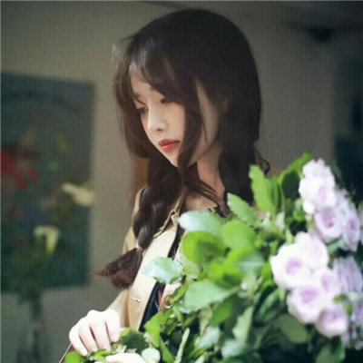 qq头像女生手捧玫瑰花图片