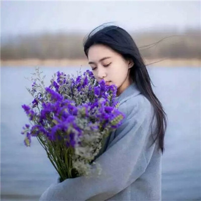 qq头像女生手捧玫瑰花图片