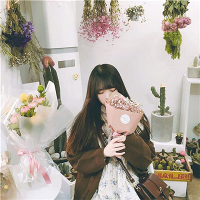 qq头像女生手捧玫瑰花图片