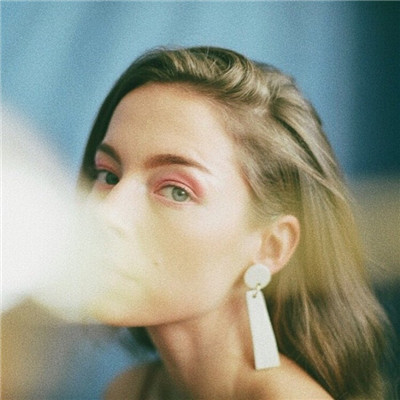 枪指着女生头卡通头像图片