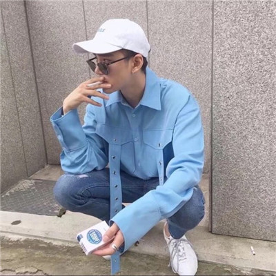 干净帅气高颜值操场拍照不露脸男生头像图片