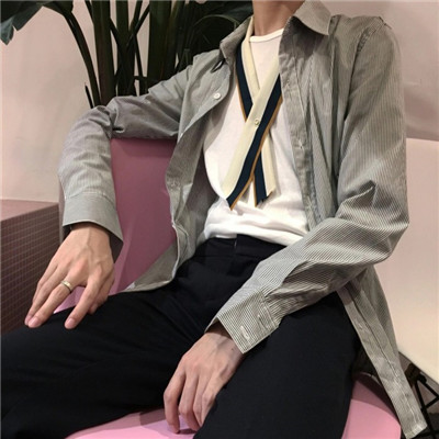 干净帅气高颜值操场拍照不露脸男生头像图片