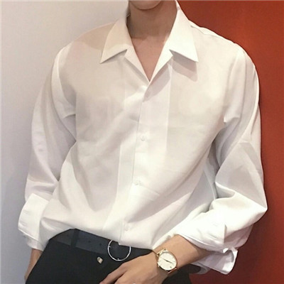 干净帅气高颜值操场拍照不露脸男生头像图片